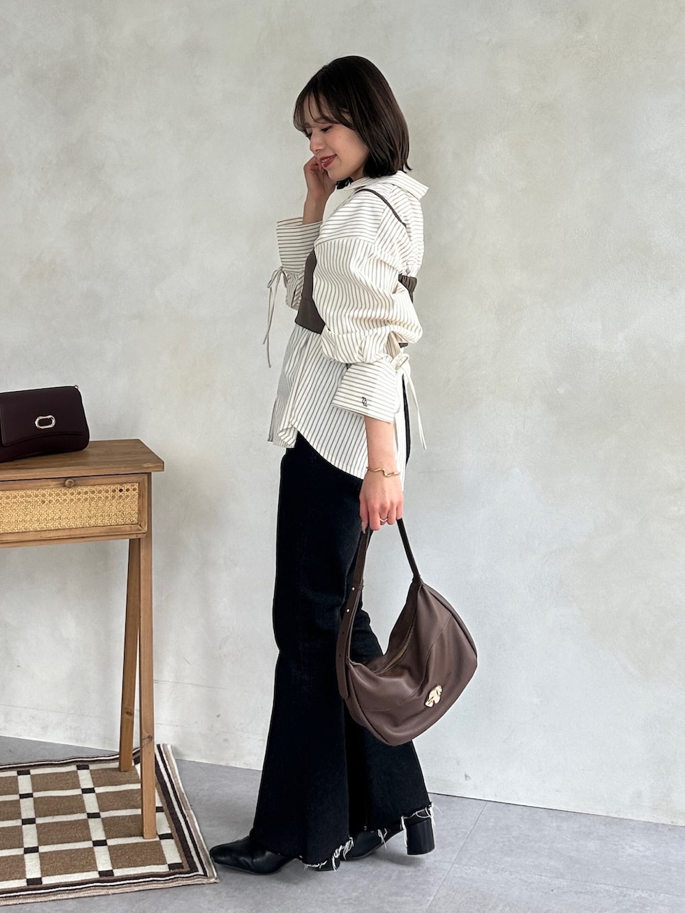 ホワイト系のシャツ/ブラウスを着用したレディースの冬コーディネートの2枚目の写真