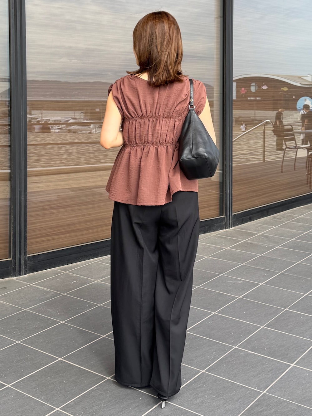 ブラウン系のつなぎ/オールインワン、ブラック系のスラックスを着用したレディースの夏コーディネートの3枚目の写真