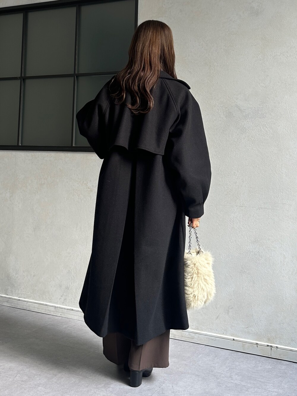 ブラウン系のその他パンツ、ブラック系のブーツ、ホワイト系のニット/セーターを着用したレディースの冬コーディネートの5枚目の写真