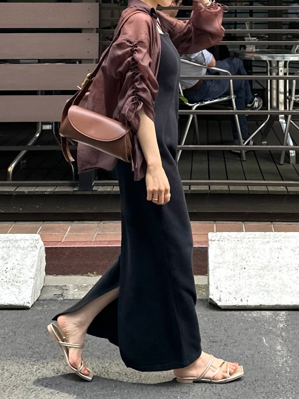 ブラック系のワンピース、ブラウン系のシャツ/ブラウス、ブラウン系のショルダーバッグを着用したレディースの夏コーディネートの5枚目の写真