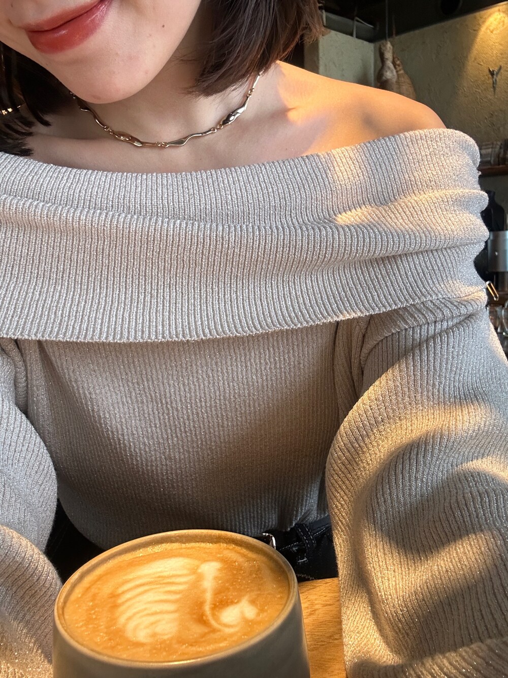 ベージュ系のブルゾン、ベージュ系のニット/セーター、ブラック系のベルトを着用したレディースの冬コーディネートの2枚目の写真