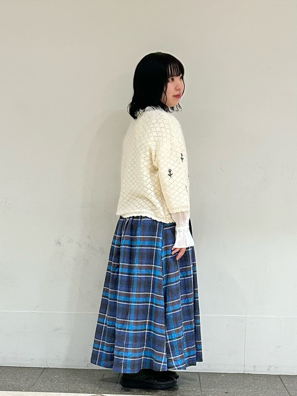 ホワイト系のシャツ/ブラウス、ホワイト系のカーディガン/ボレロ、ブルー系のスカートを着用したレディースの春コーディネートの2枚目の写真