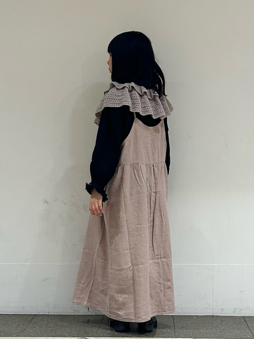 ブラック系のシャツ/ブラウス、ピンク系のワンピース、ブラウン系のネックレスを着用したレディースの秋コーディネートの2枚目の写真