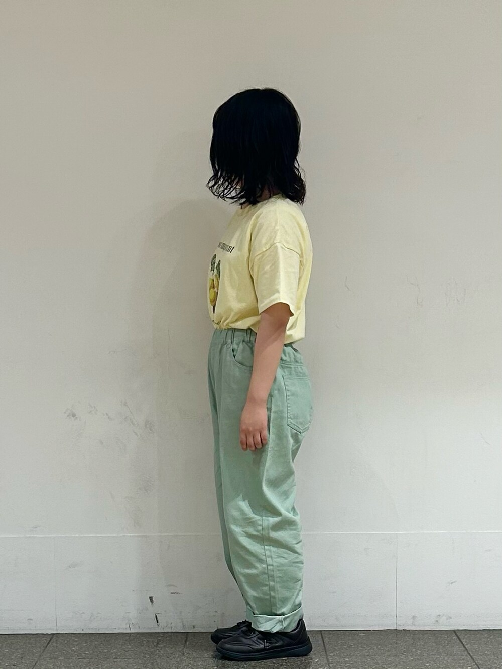 グリーン系のその他パンツ、イエロー系のTシャツ/カットソーを着用したレディースの夏コーディネートの2枚目の写真