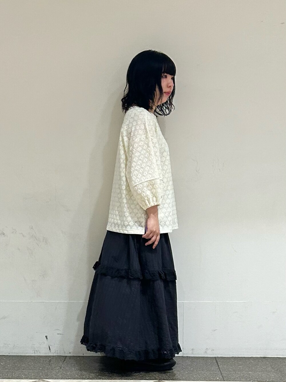 ホワイト系のTシャツ/カットソー、ブラック系のスカートを着用したレディースの夏コーディネートの2枚目の写真