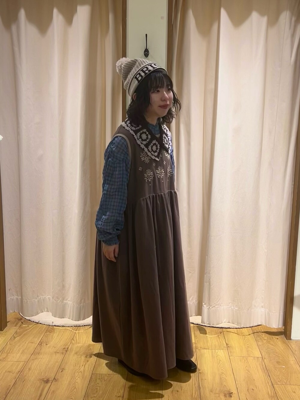 ブラウン系のワンピース、ブルー系のシャツ/ブラウス、ブラック系のドレスシューズを着用したレディースの冬コーディネートの2枚目の写真