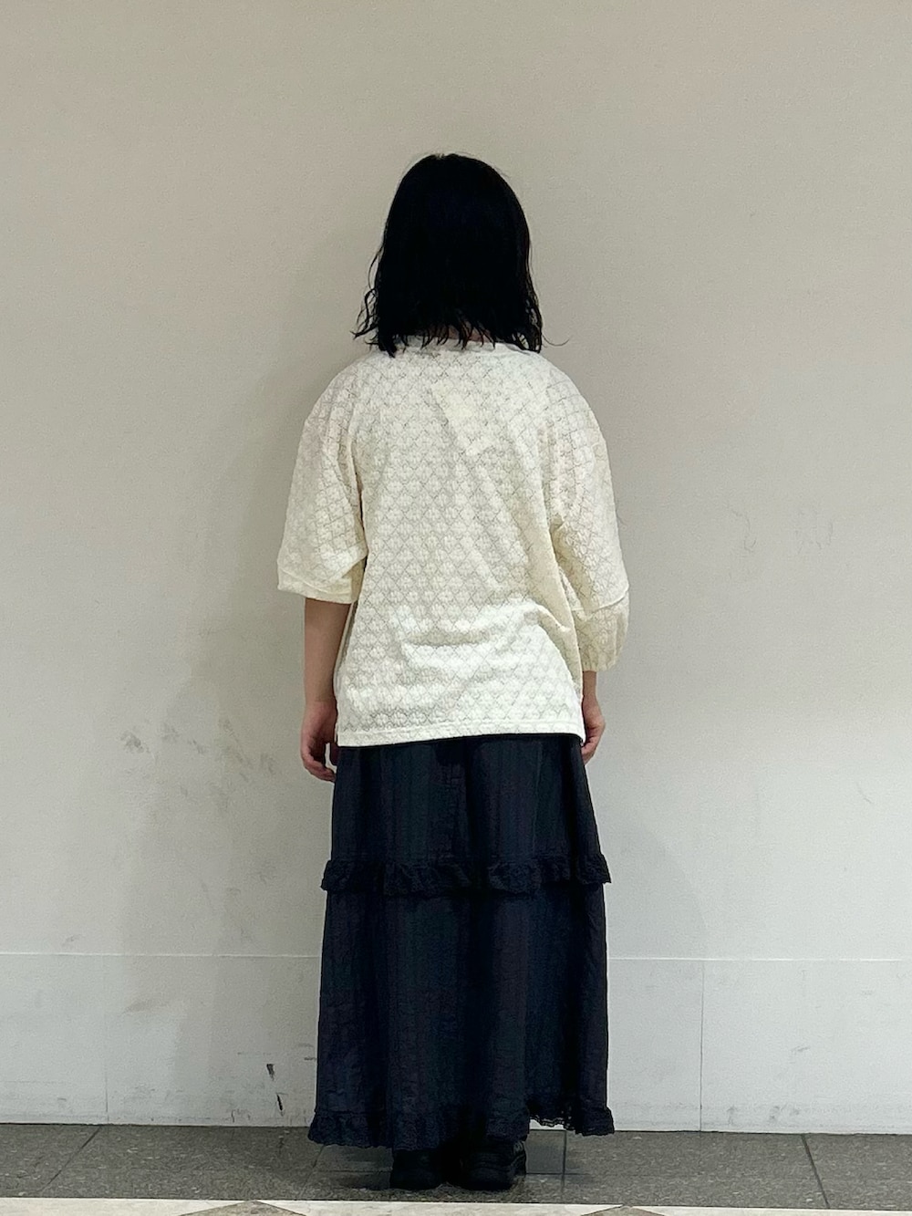 ホワイト系のTシャツ/カットソー、ブラック系のスカートを着用したレディースの夏コーディネートの3枚目の写真