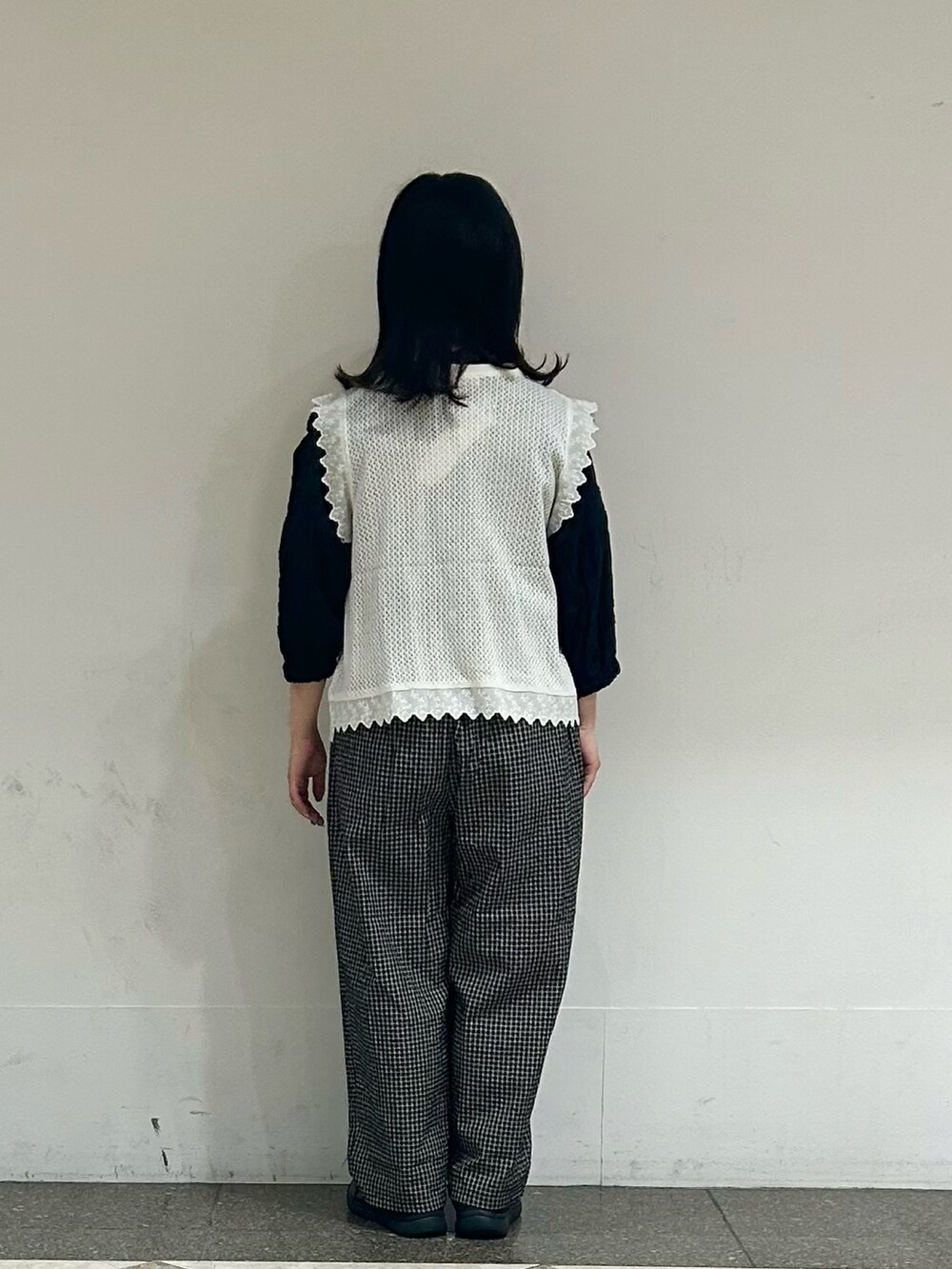 ブラック系のその他パンツ、ホワイト系のベスト、ブラック系のシャツ/ブラウスを着用したレディースの夏コーディネートの3枚目の写真