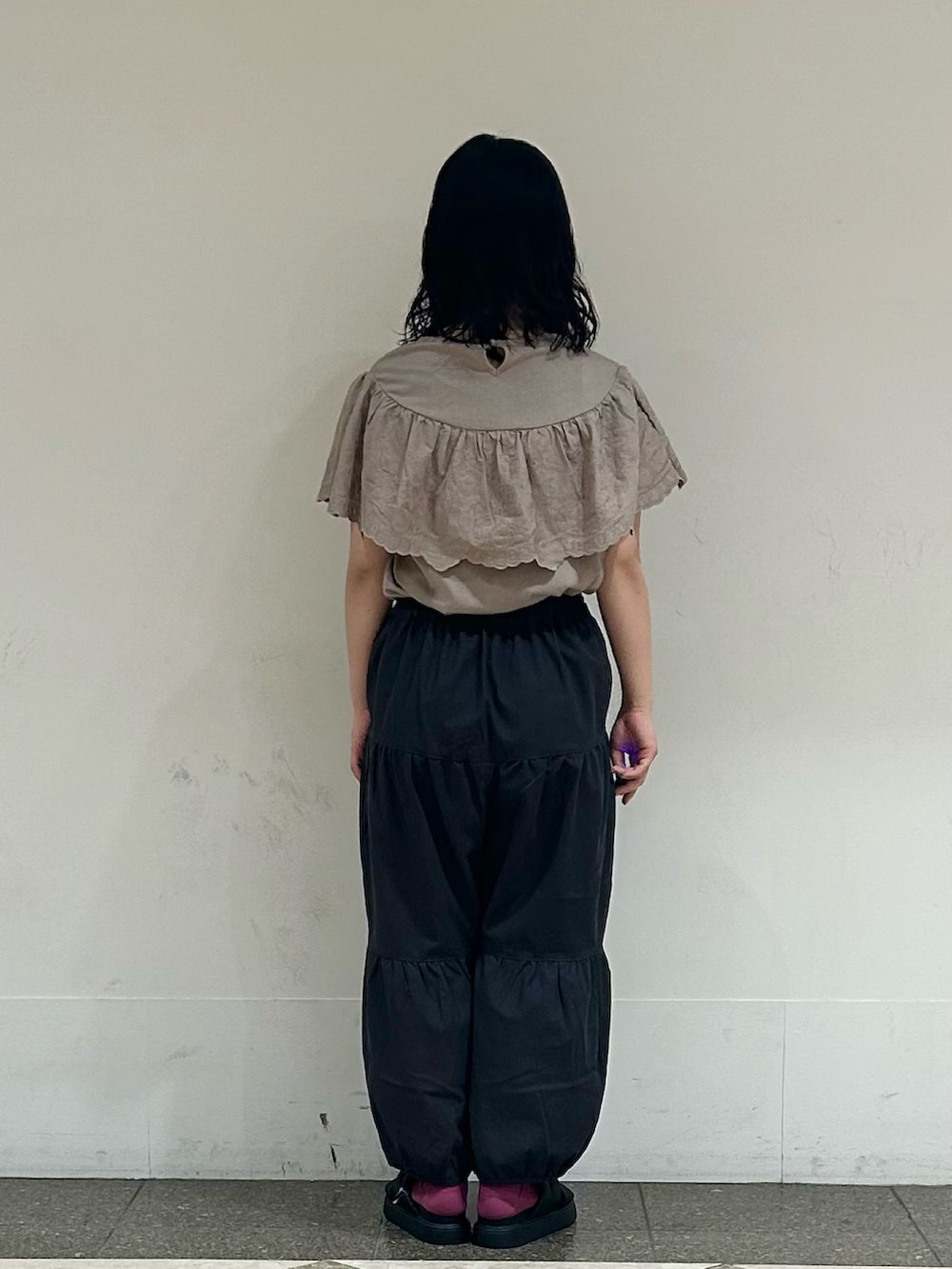 ブラウン系のTシャツ/カットソー、グレー系のその他パンツを着用したレディースの夏コーディネートの3枚目の写真