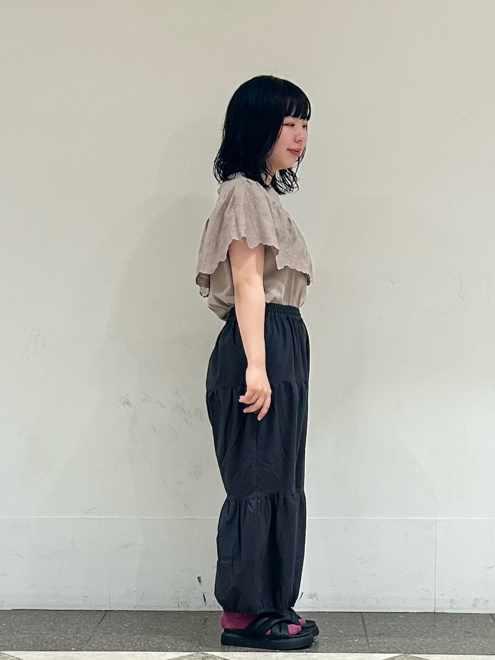 ブラウン系のTシャツ/カットソー、グレー系のその他パンツを着用したレディースの夏コーディネートの2枚目の写真