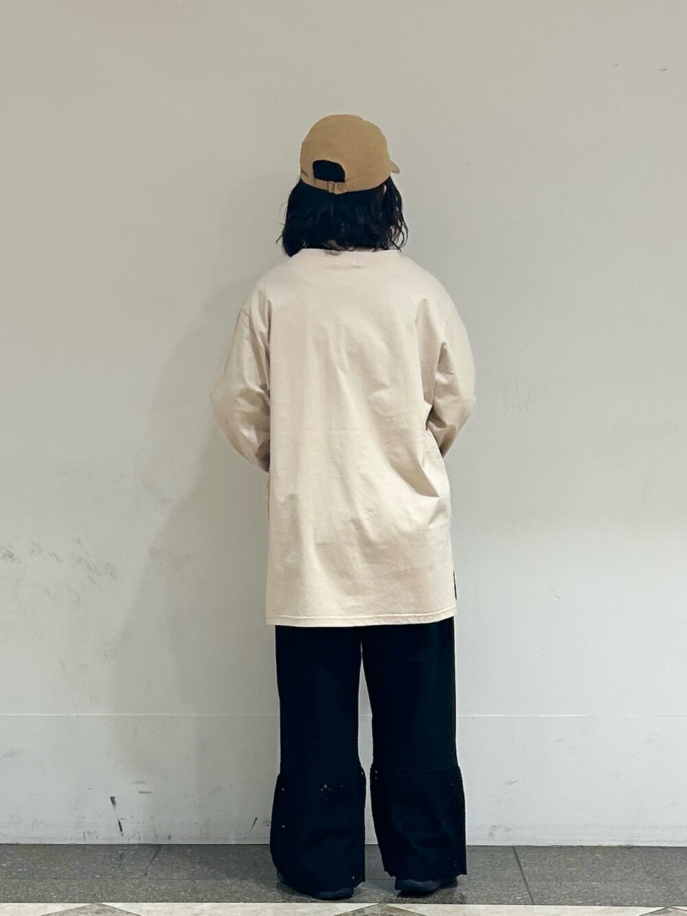 ベージュ系のTシャツ/カットソー、ブラック系のその他パンツ、ベージュ系のハットを着用したレディースの春コーディネートの3枚目の写真