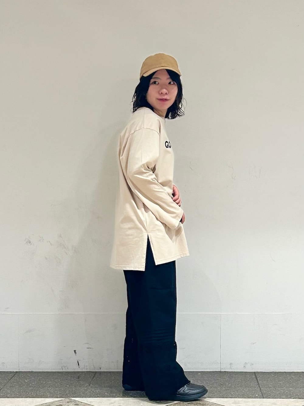 ベージュ系のTシャツ/カットソー、ブラック系のその他パンツ、ベージュ系のハットを着用したレディースの春コーディネートの2枚目の写真