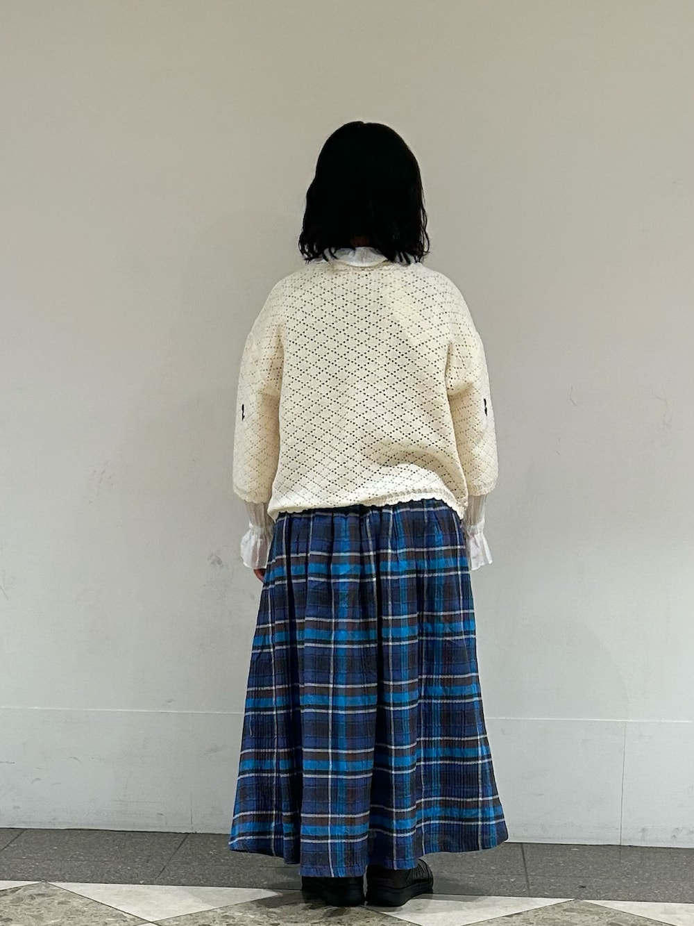 ホワイト系のシャツ/ブラウス、ホワイト系のカーディガン/ボレロ、ブルー系のスカートを着用したレディースの春コーディネートの3枚目の写真