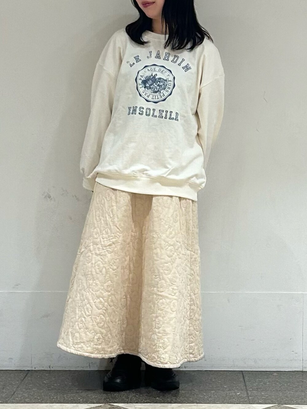 ホワイト系のTシャツ/カットソー、ホワイト系のスカートを着用したレディースの秋コーディネートの4枚目の写真