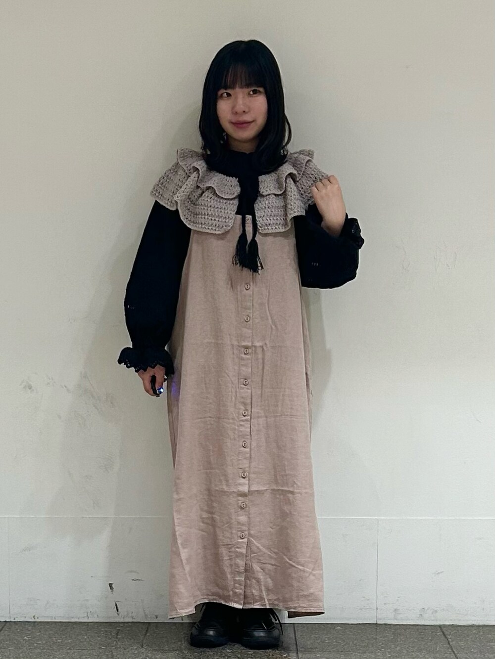 ブラック系のシャツ/ブラウス、ピンク系のワンピース、ブラウン系のネックレスを着用したレディースの秋コーディネートの4枚目の写真