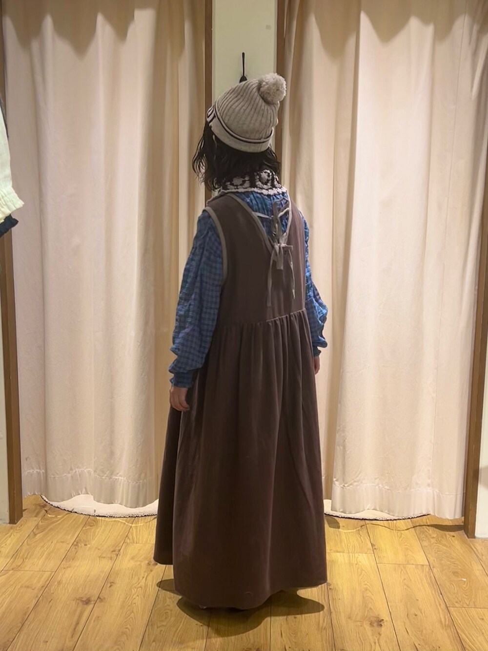 ブラウン系のワンピース、ブルー系のシャツ/ブラウス、ブラック系のドレスシューズを着用したレディースの冬コーディネートの3枚目の写真