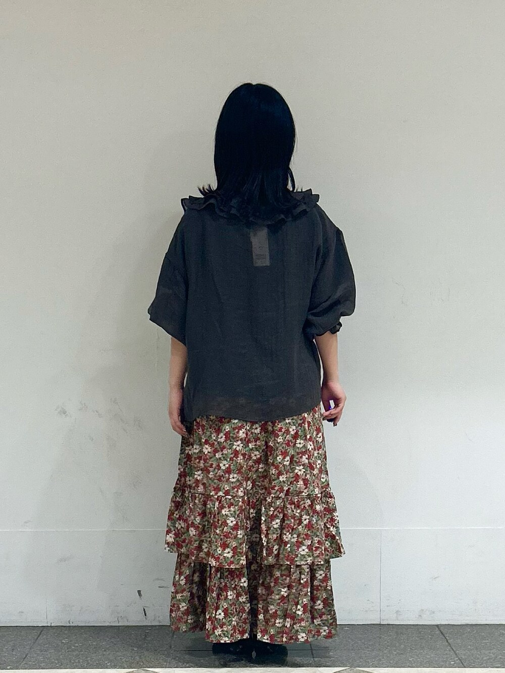 ブラック系のシャツ/ブラウス、グレー系のシャツ/ブラウス、レッド系のスカートを着用したレディースの夏コーディネートの3枚目の写真
