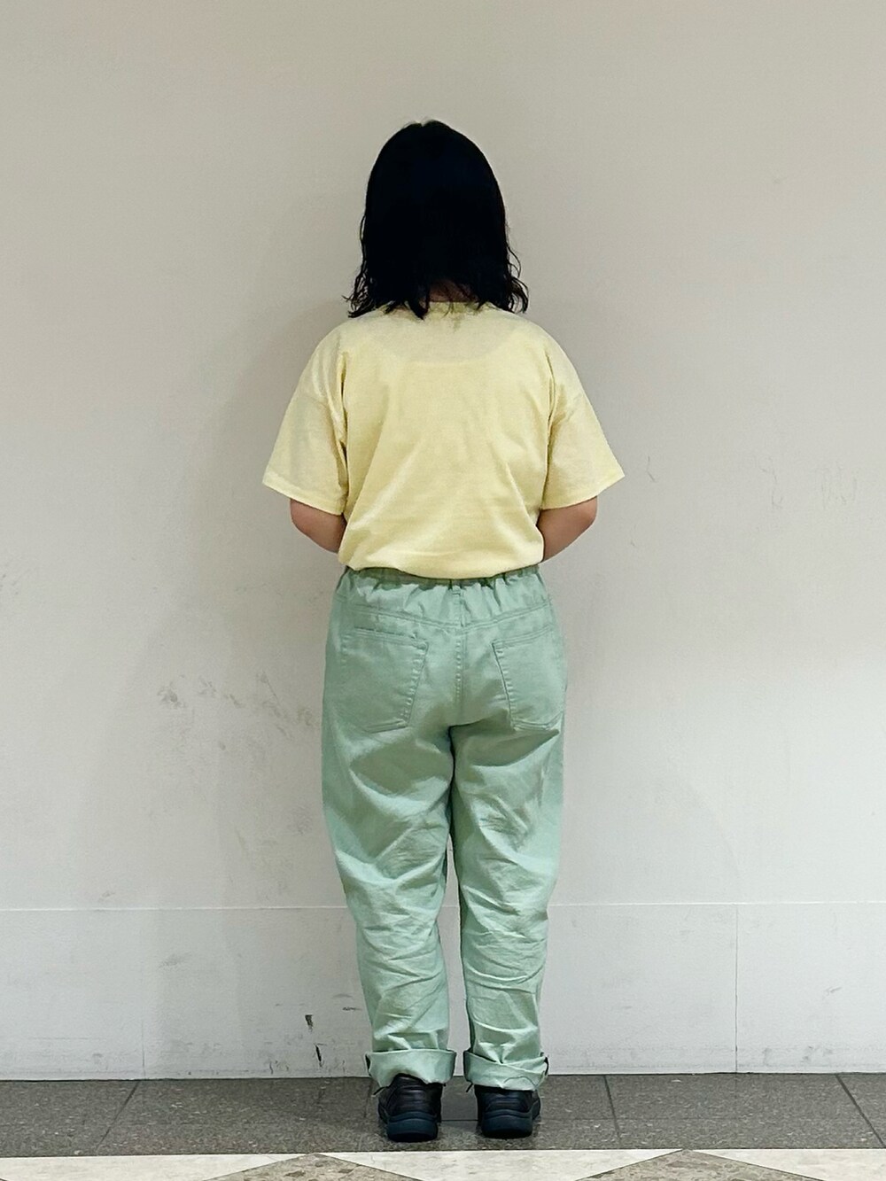 グリーン系のその他パンツ、イエロー系のTシャツ/カットソーを着用したレディースの夏コーディネートの3枚目の写真