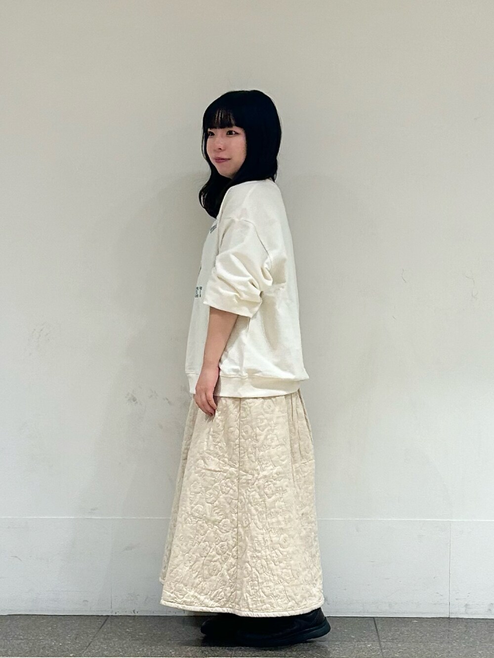 ホワイト系のTシャツ/カットソー、ホワイト系のスカートを着用したレディースの秋コーディネートの2枚目の写真