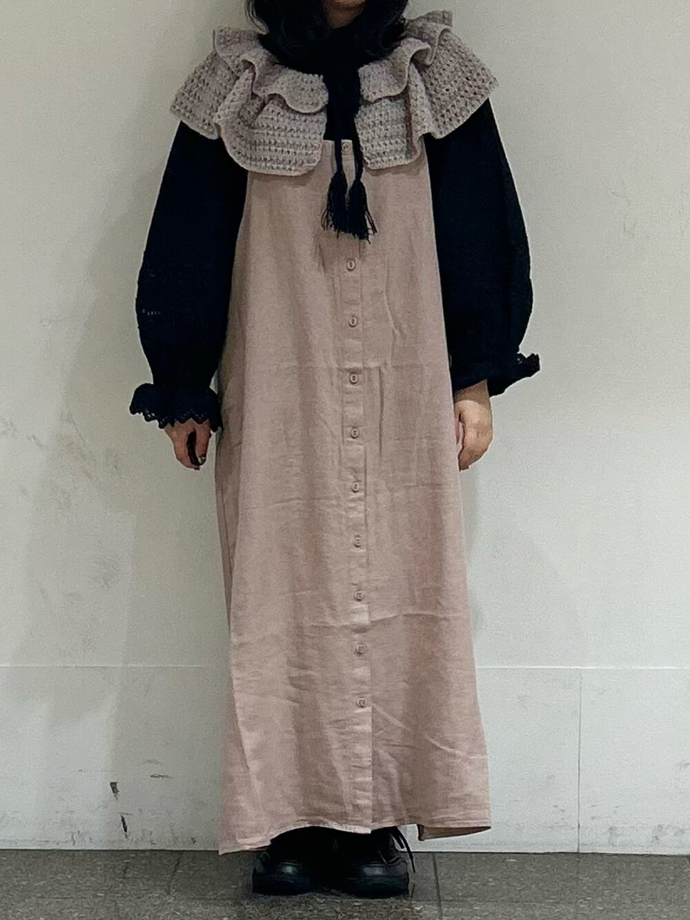 ブラック系のシャツ/ブラウス、ピンク系のワンピース、ブラウン系のネックレスを着用したレディースの秋コーディネートの5枚目の写真