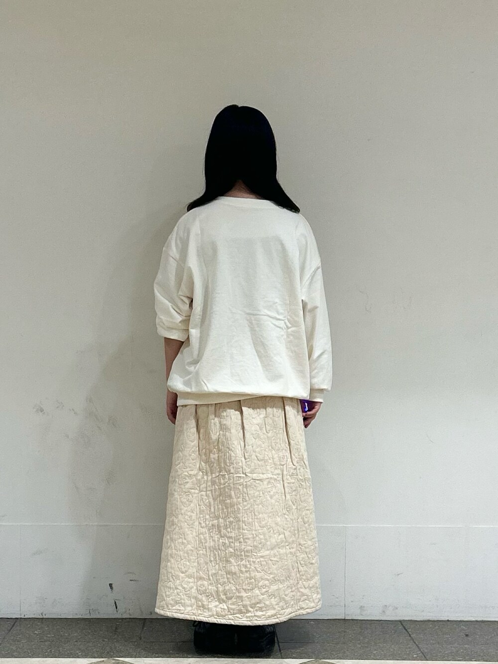 ホワイト系のTシャツ/カットソー、ホワイト系のスカートを着用したレディースの秋コーディネートの3枚目の写真