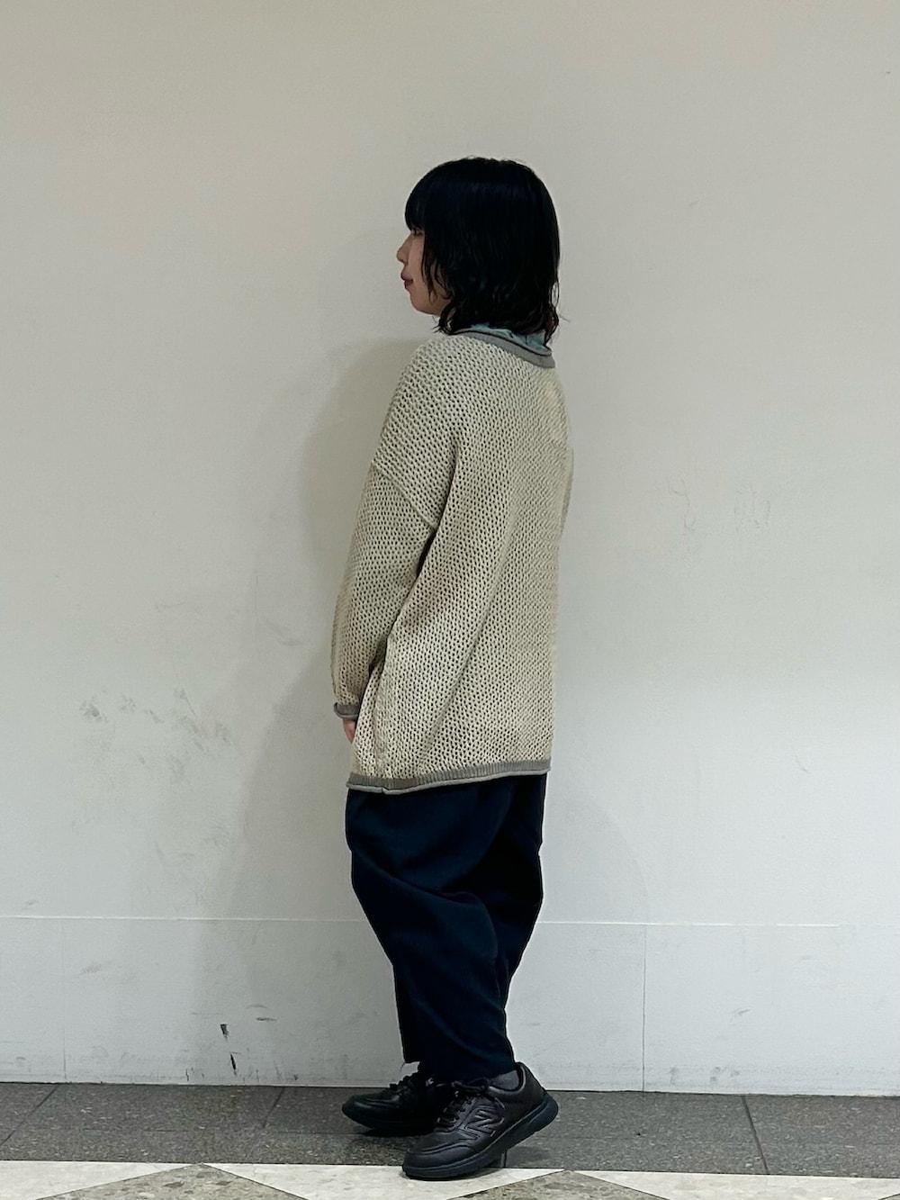 グリーン系のシャツ/ブラウス、ベージュ系のニット/セーター、グレー系のその他パンツを着用したレディースの春コーディネートの3枚目の写真
