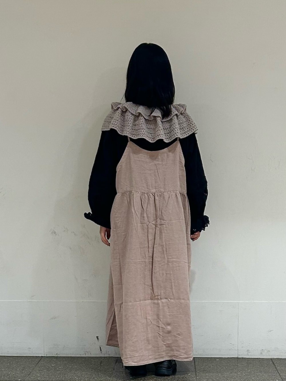 ブラック系のシャツ/ブラウス、ピンク系のワンピース、ブラウン系のネックレスを着用したレディースの秋コーディネートの3枚目の写真