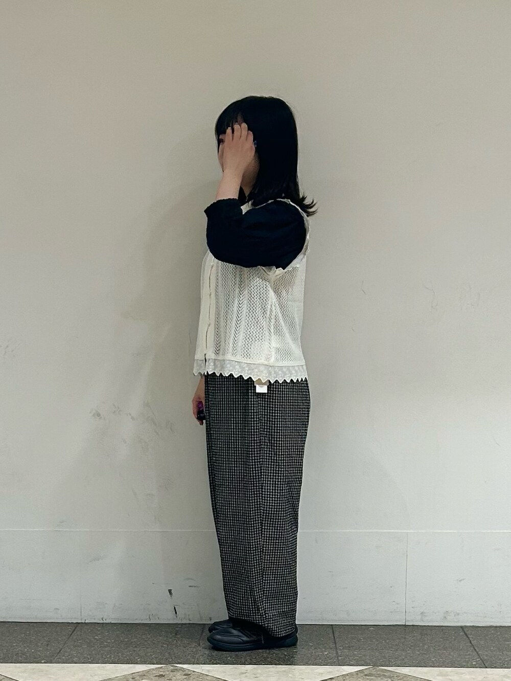 ブラック系のその他パンツ、ホワイト系のベスト、ブラック系のシャツ/ブラウスを着用したレディースの夏コーディネートの2枚目の写真