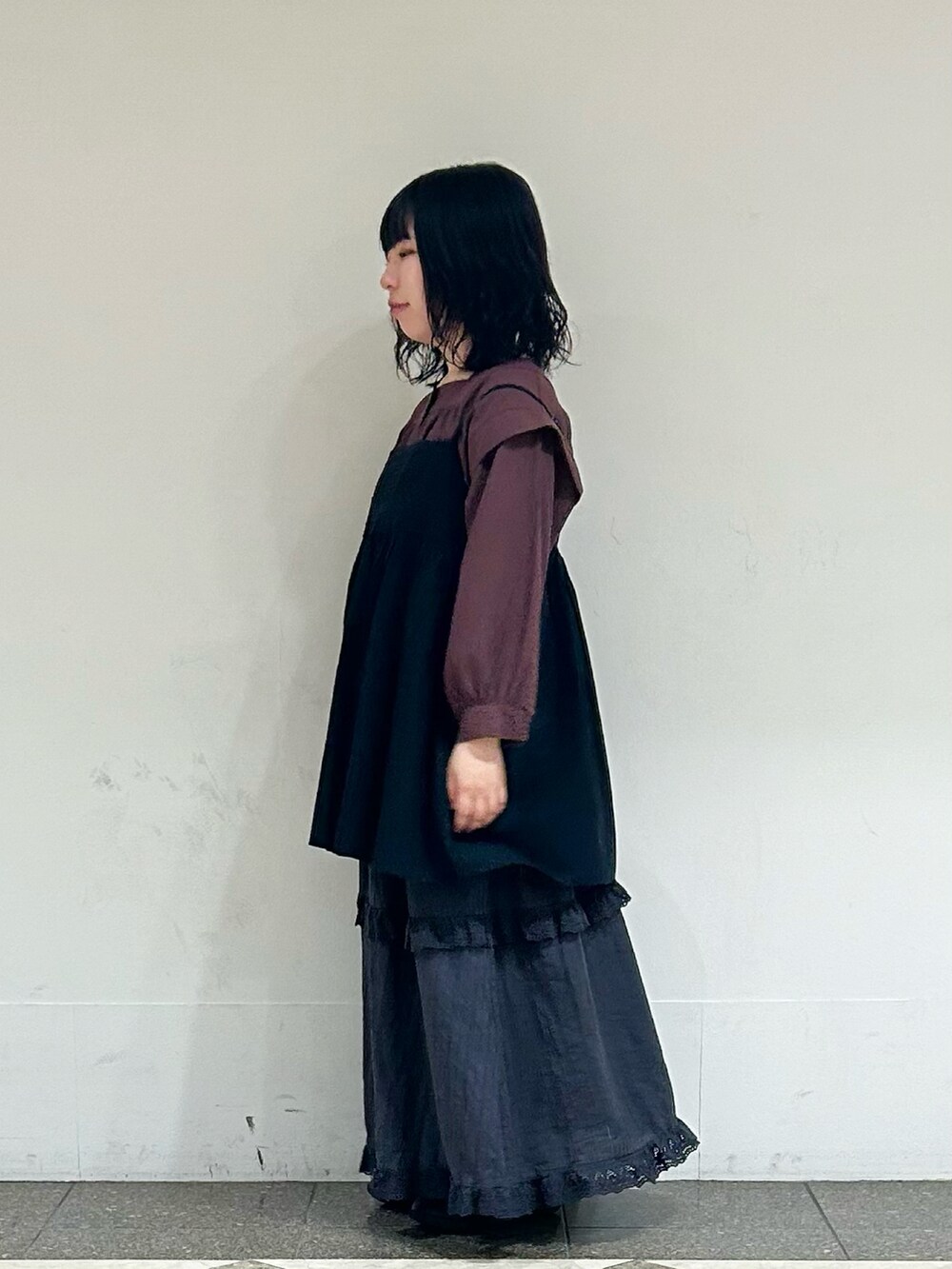 ブラウン系のシャツ/ブラウス、ブラック系のシャツ/ブラウス、ブラック系のスカートを着用したレディースの夏コーディネートの2枚目の写真