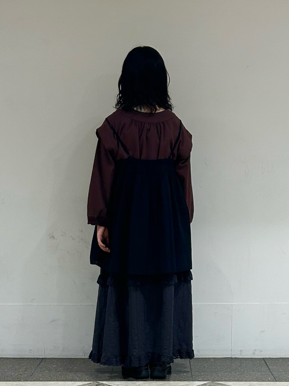 ブラウン系のシャツ/ブラウス、ブラック系のシャツ/ブラウス、ブラック系のスカートを着用したレディースの夏コーディネートの3枚目の写真