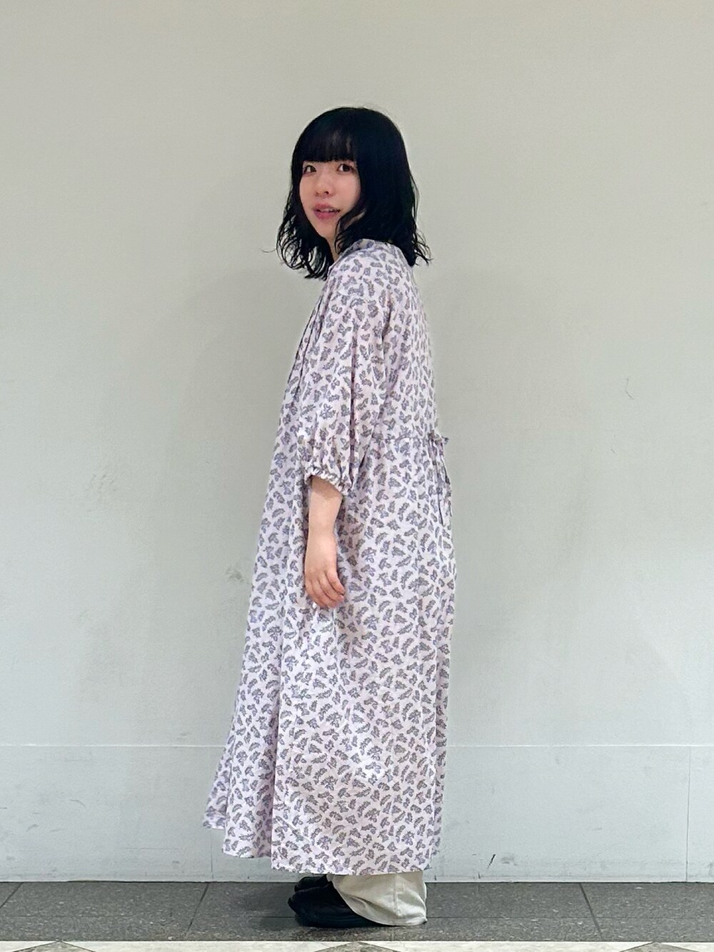 ピンク系のワンピース、パープル系のTシャツ/カットソー、ベージュ系のその他パンツを着用したレディースの夏コーディネートの2枚目の写真