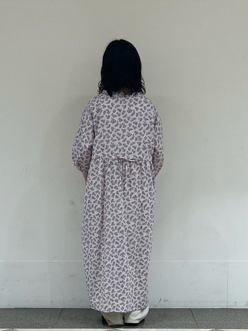 ピンク系のワンピース、パープル系のTシャツ/カットソー、ベージュ系のその他パンツを着用したレディースの夏コーディネートの3枚目の写真