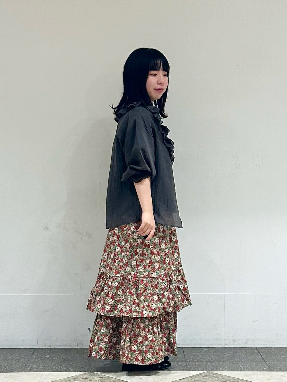 ブラック系のシャツ/ブラウス、グレー系のシャツ/ブラウス、レッド系のスカートを着用したレディースの夏コーディネートの2枚目の写真