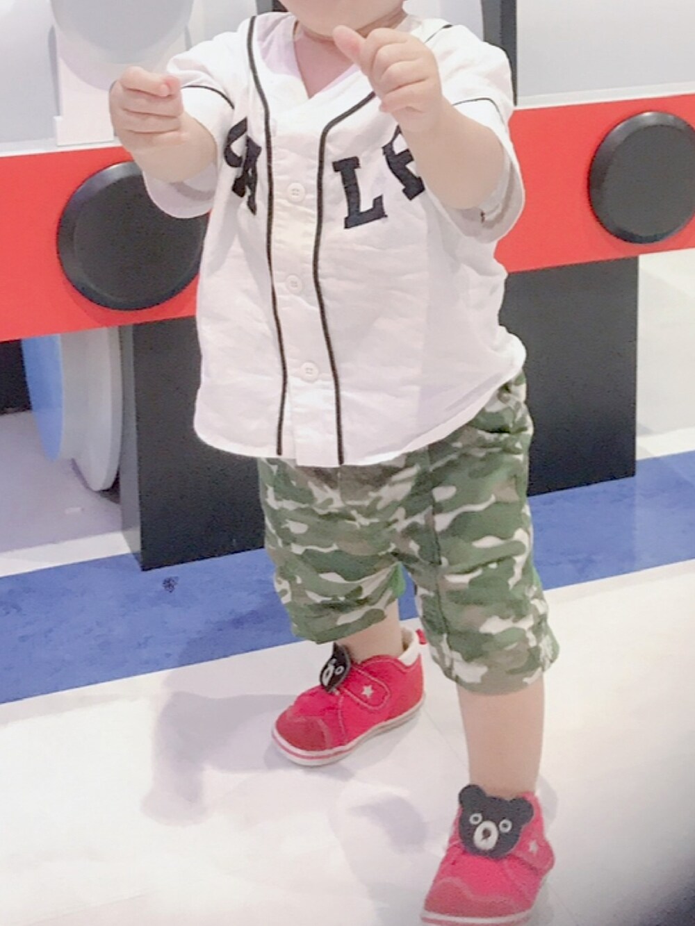 ホワイト系のシャツ/ブラウス、グリーン系のその他パンツ、レッド系のスニーカーを着用したキッズの冬コーディネートの2枚目の写真