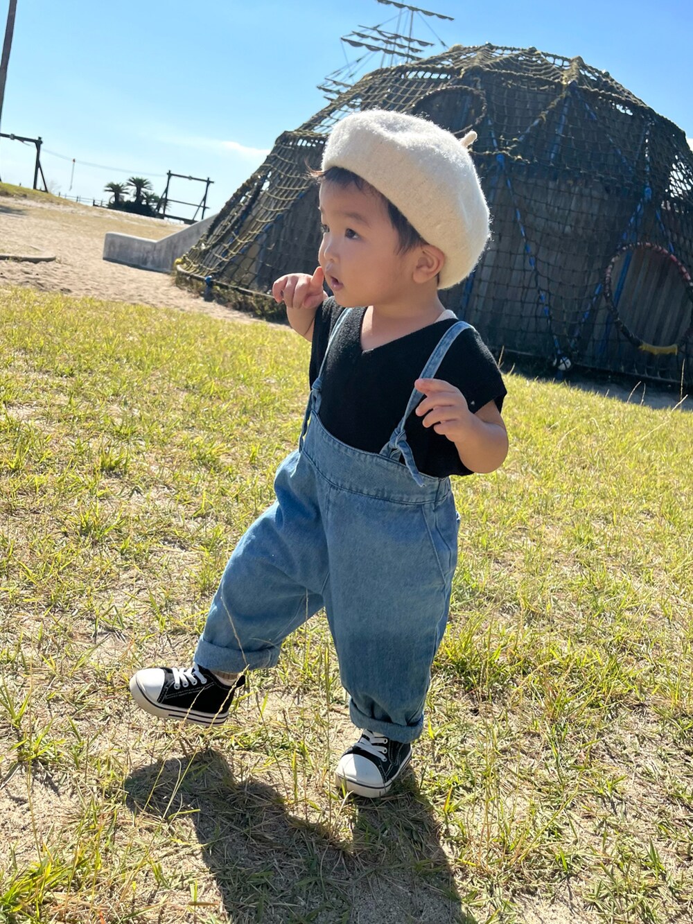 ブルー系のサロペット/オーバーオール、ブラック系のスニーカーを着用したキッズの秋コーディネートの3枚目の写真