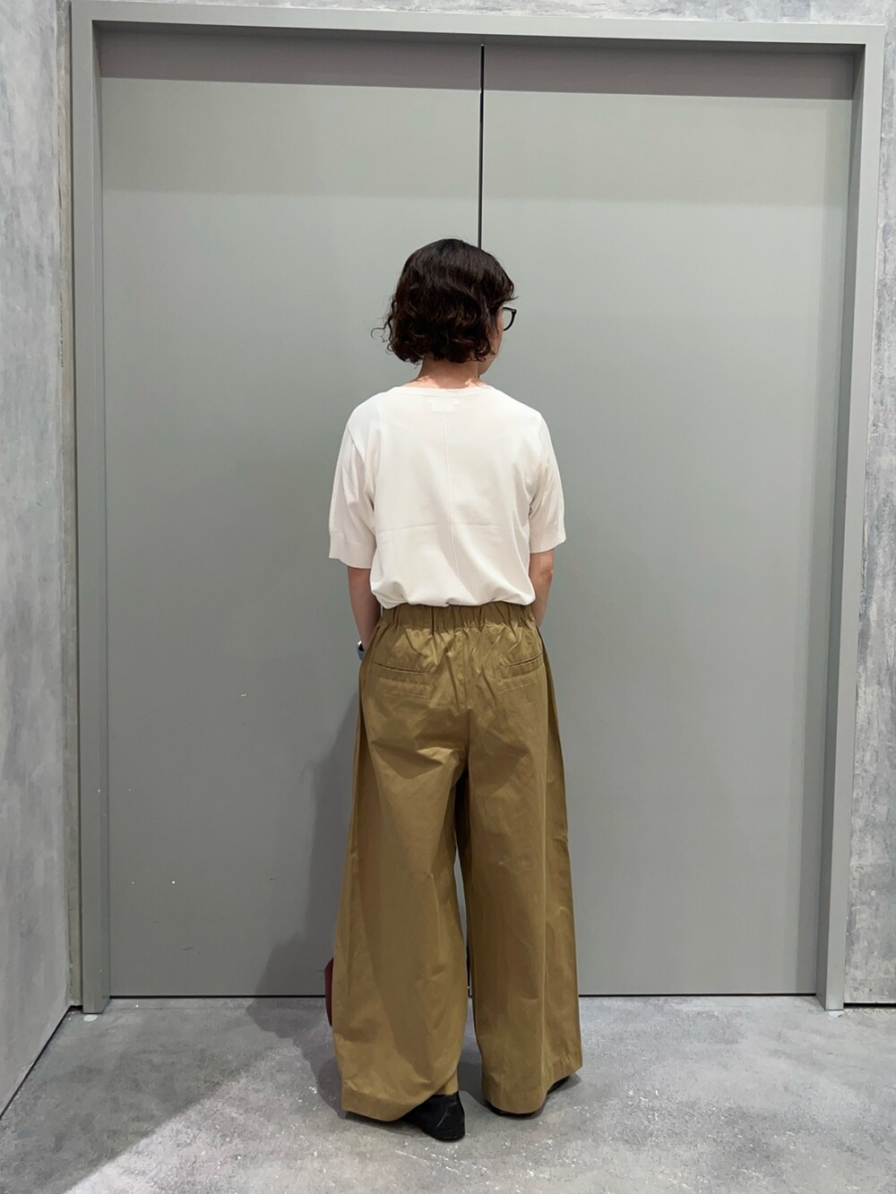 ベージュ系のデニムパンツ、ホワイト系のニット/セーターを着用したレディースの秋コーディネートの2枚目の写真