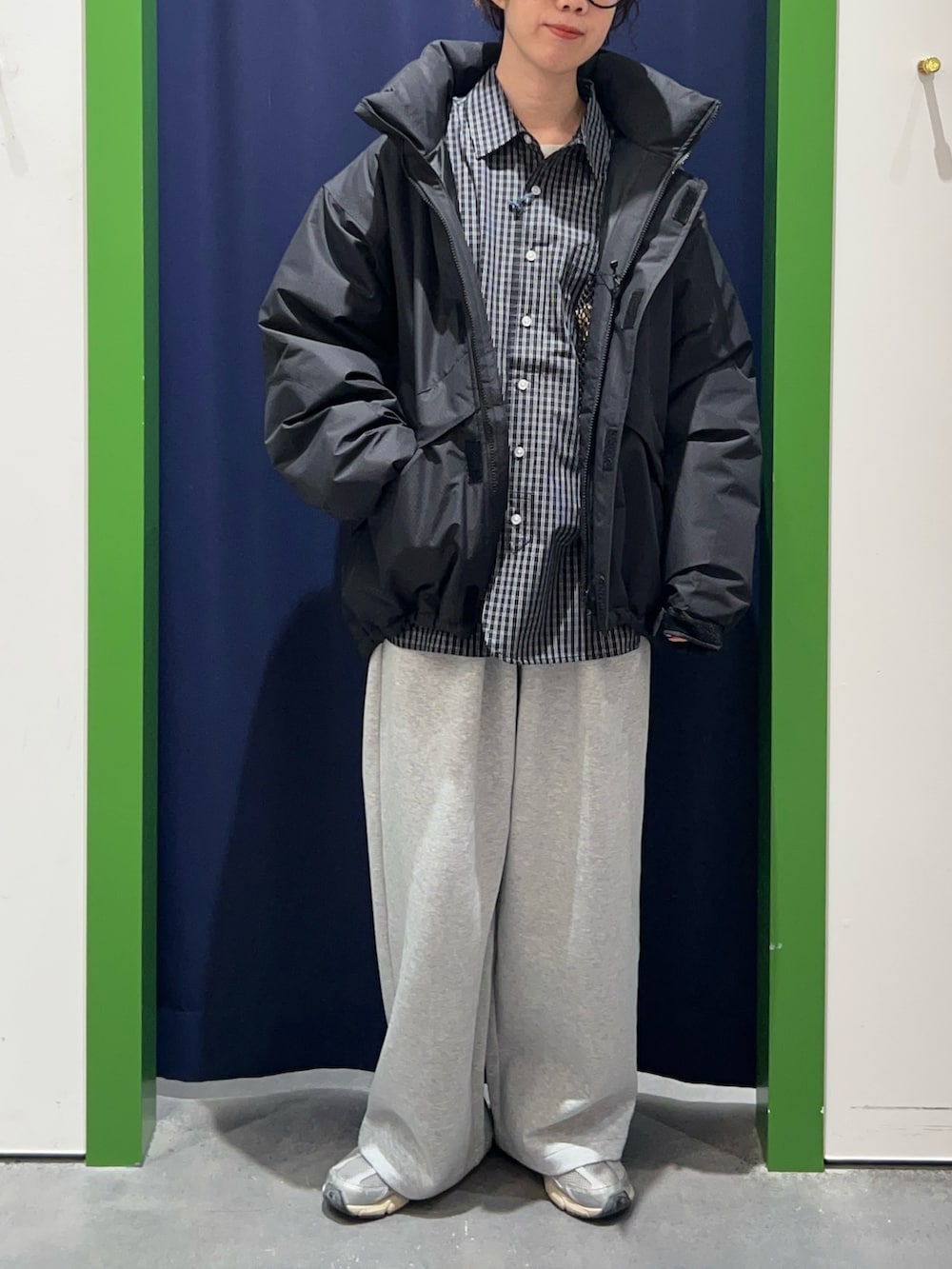 グレー系のその他パンツ、ブラック系のシャツ/ブラウスを着用したレディースの秋コーディネートの2枚目の写真