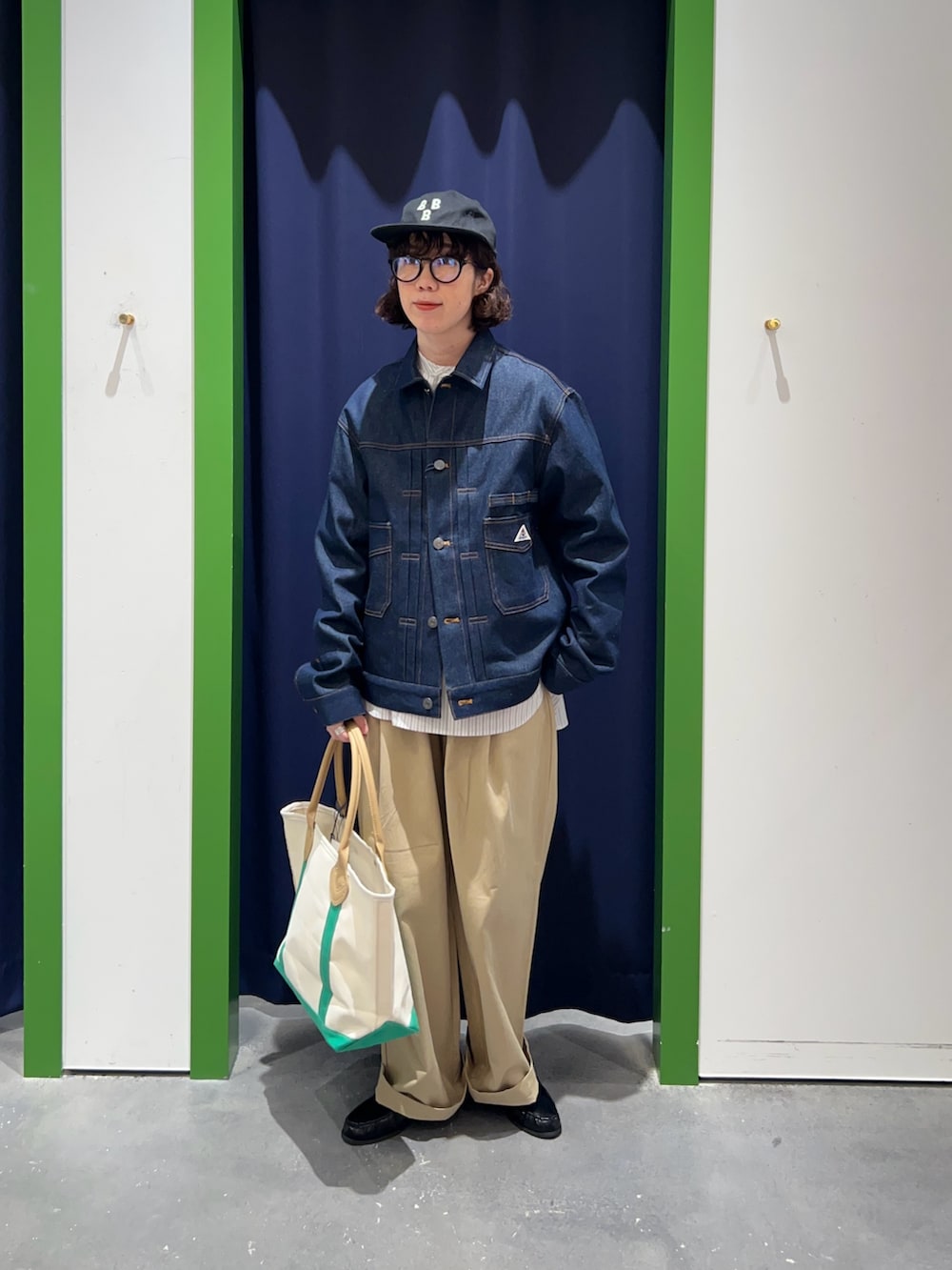 ベージュ系のその他パンツ、グレー系のシャツ/ブラウス、ブルー系のブルゾンを着用したレディースの春コーディネートの3枚目の写真