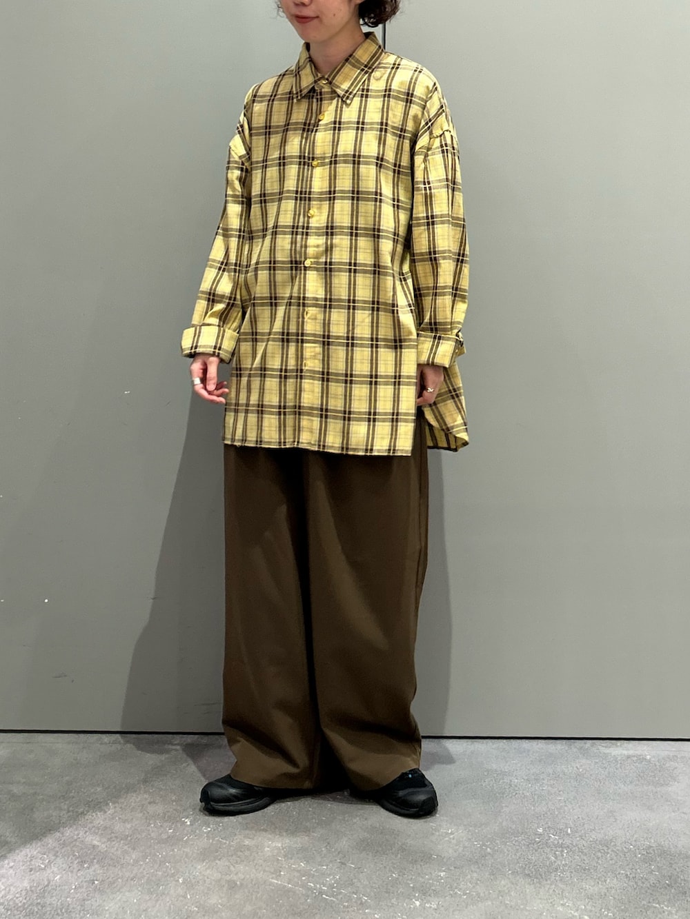 「CIAOPANIC TYPYの【UNISEX】モール混長袖チェックシャツ（シャツ/ブラウス、イエロー系）」を使った、risakoさん（骨格ナチュラル・レディース・160cm）の秋コーディネートの2枚目の写真