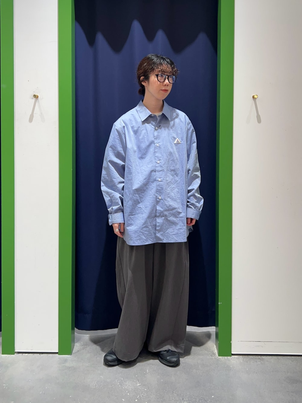 ブルー系のシャツ/ブラウス、グレー系のデニムパンツを着用したレディースの冬コーディネートの2枚目の写真