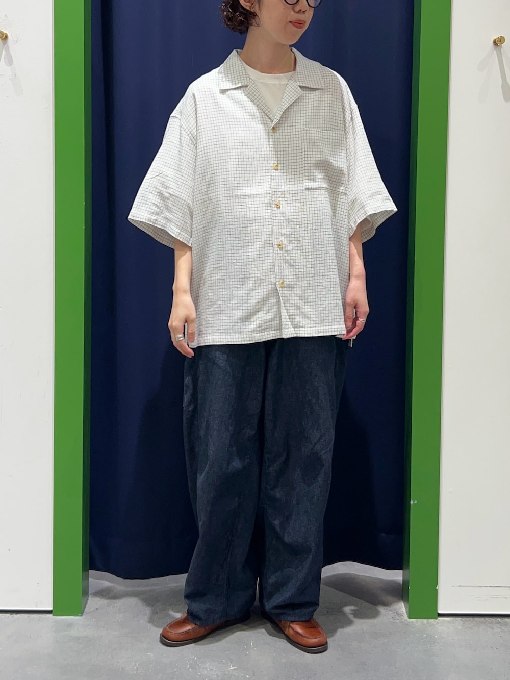 ホワイト系のシャツ/ブラウスを着用したレディースの夏コーディネートの2枚目の写真