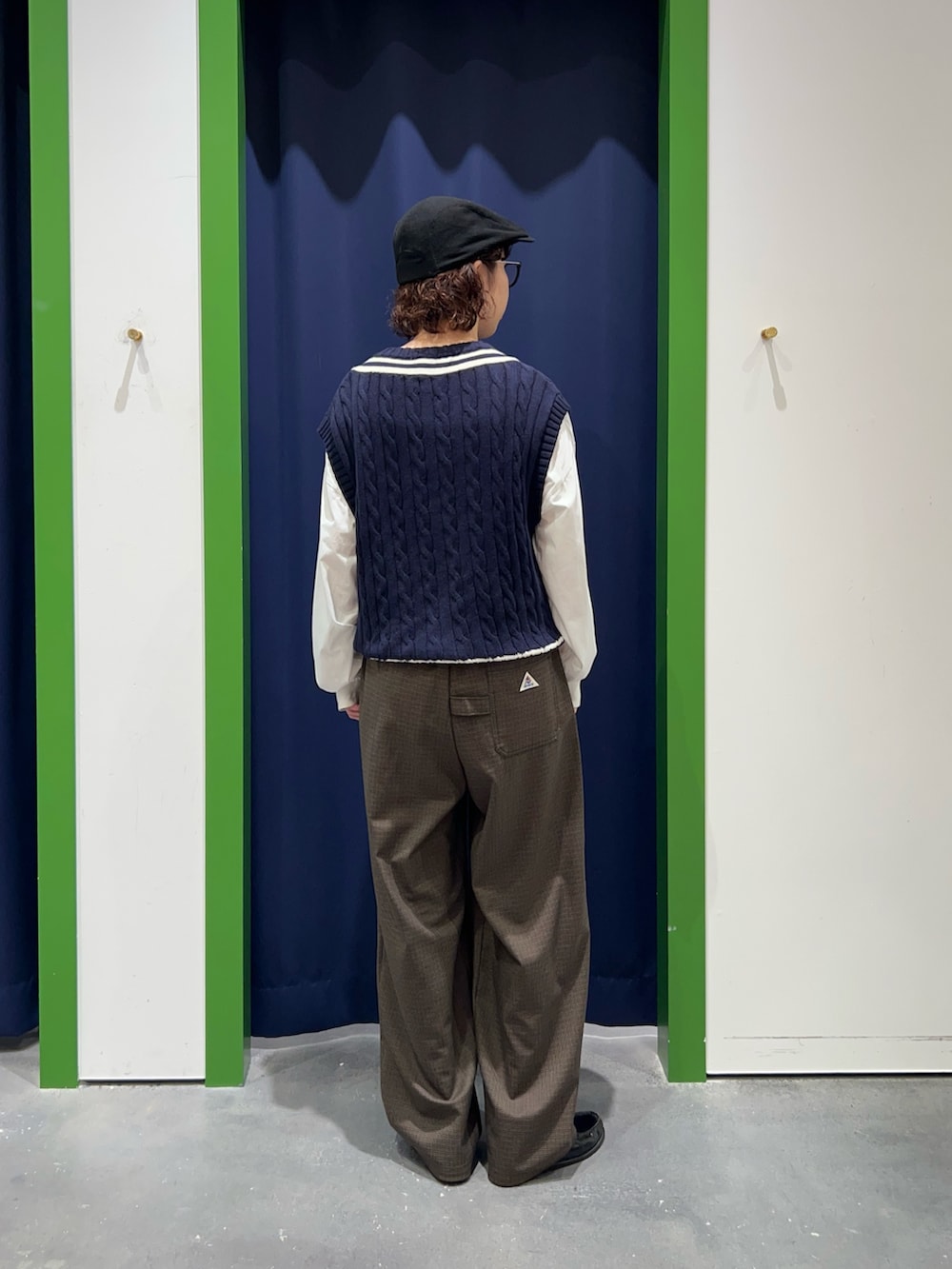 ブルー系のベスト、グレー系のその他パンツを着用したレディースの秋コーディネートの3枚目の写真