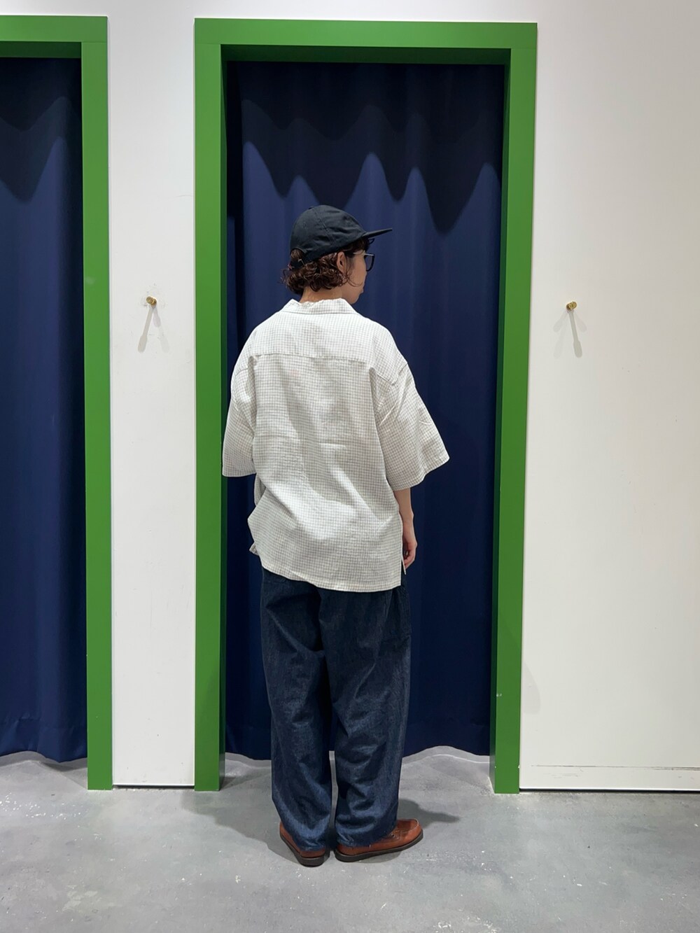 ホワイト系のシャツ/ブラウスを着用したレディースの夏コーディネートの3枚目の写真