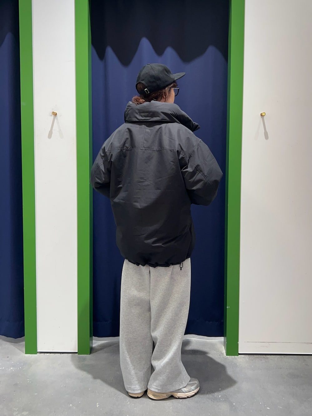 グレー系のその他パンツ、ブラック系のシャツ/ブラウスを着用したレディースの秋コーディネートの3枚目の写真