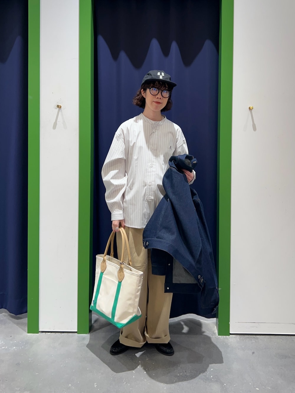 ベージュ系のその他パンツ、グレー系のシャツ/ブラウス、ブルー系のブルゾンを着用したレディースの春コーディネートの2枚目の写真