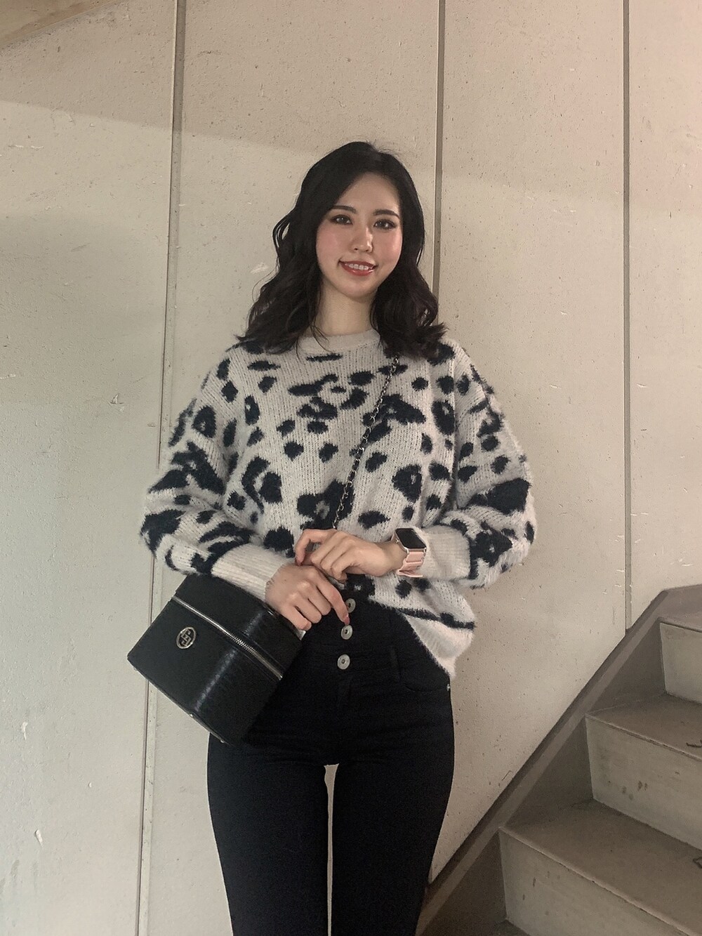 ブラック系のブーツ、ブラック系のデニムパンツ、ホワイト系のニット/セーターを着用したレディースの冬コーディネートの4枚目の写真