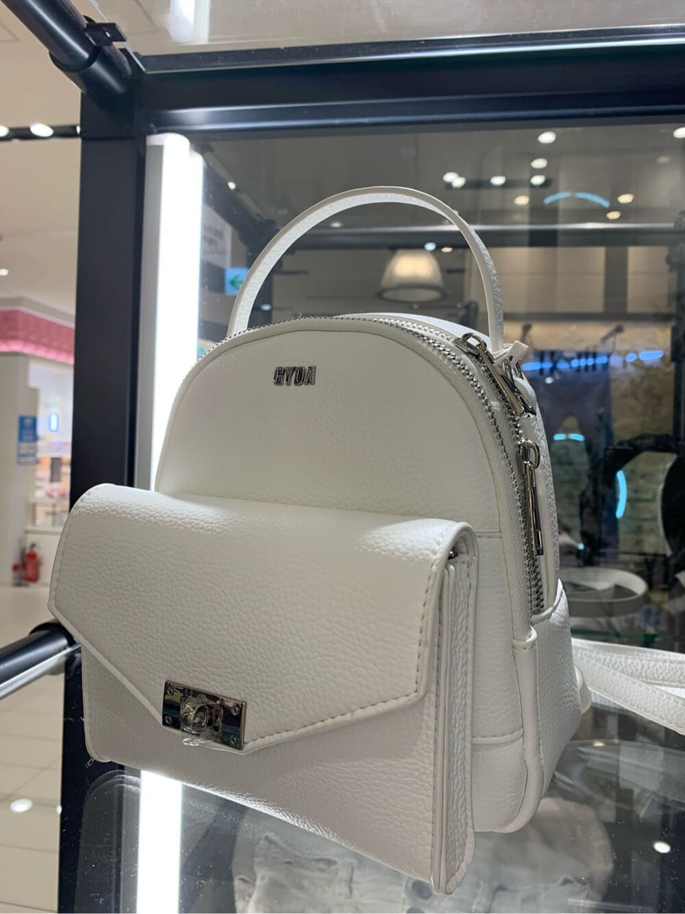 その他のテーラードジャケット、ブラック系のパンプス、ホワイト系のバックパック/リュックを着用したレディースの春コーディネートの10枚目の写真