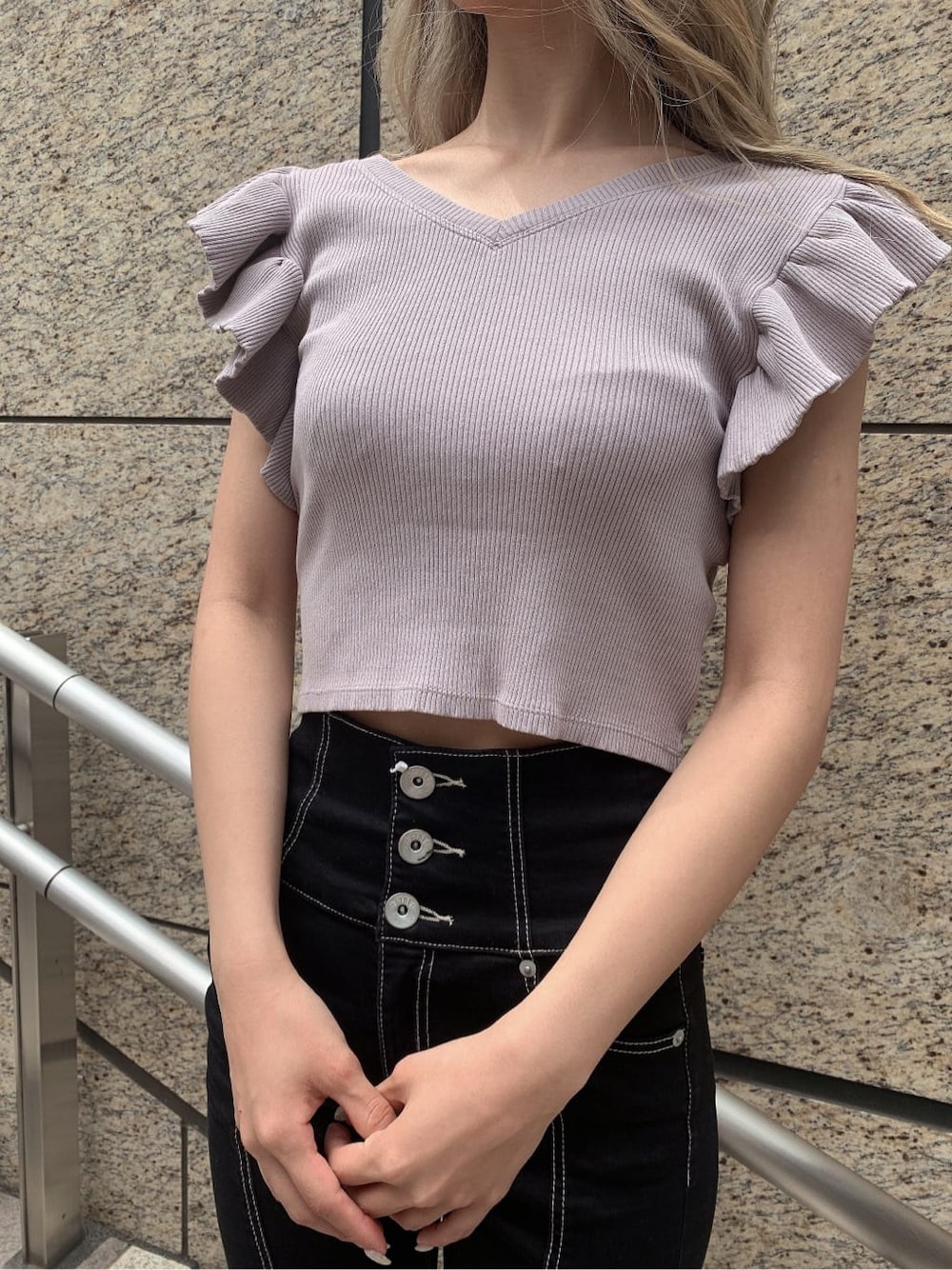 ブラック系のスカート、ホワイト系のサンダル、ピンク系のTシャツ/カットソーを着用したレディースの春コーディネートの6枚目の写真