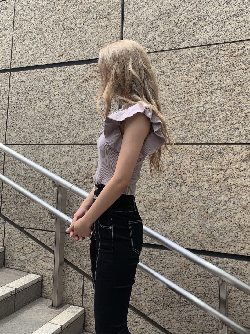 ブラック系のスカート、ホワイト系のサンダル、ピンク系のTシャツ/カットソーを着用したレディースの春コーディネートの4枚目の写真