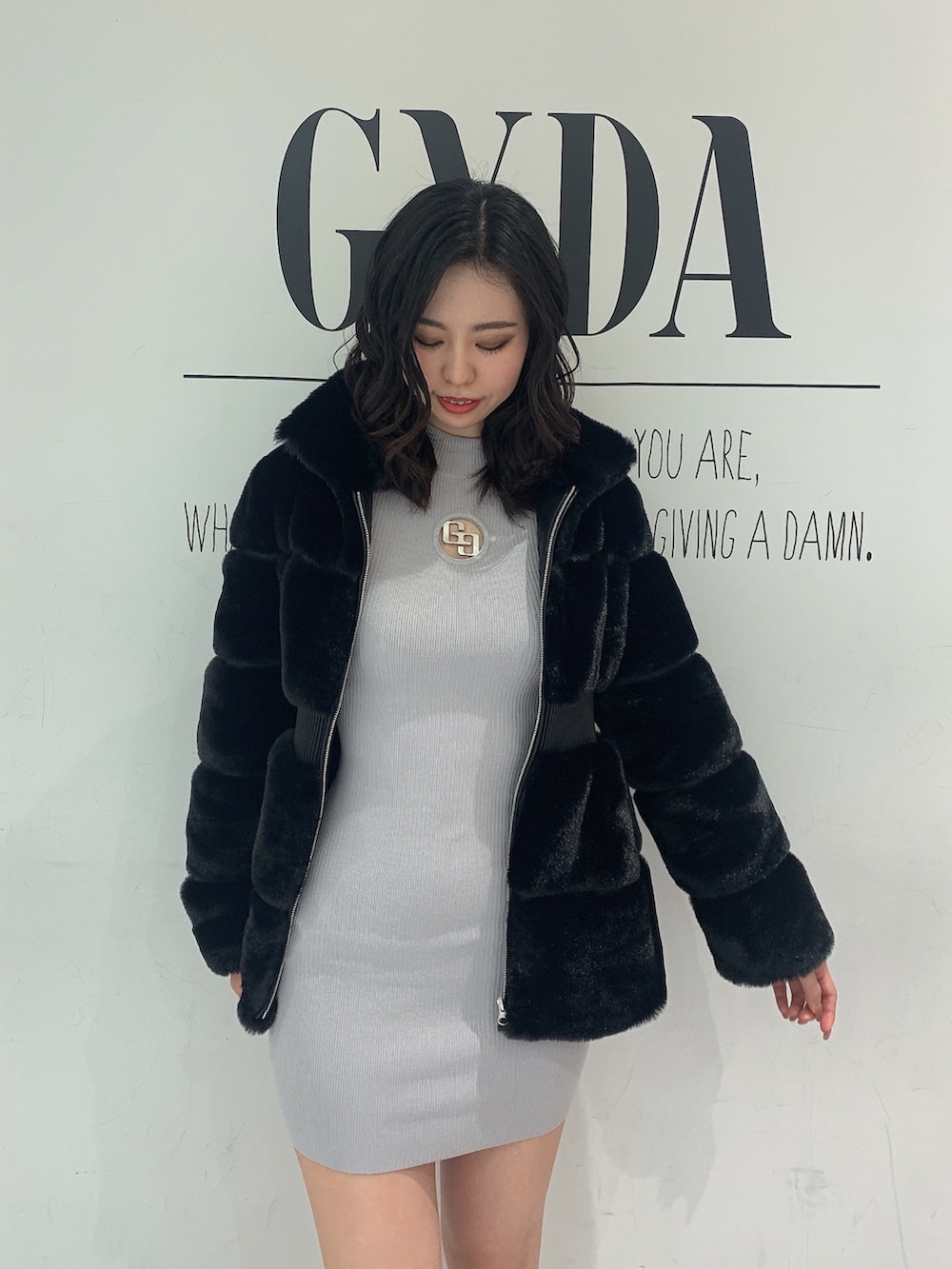「GYDA、gydastaff、GYDAコーデ、ファージャケット、タイトワンピース、おでかけコーデ、休日コーデ、大人可愛い、ニットコーデ、ニットワンピース」｜「GYDAのチャンキーヒールショートブーツ（ブーツ、ブラック系）」を使った、akariさん（レディース・170cm）の冬コーディネートの5枚目の写真